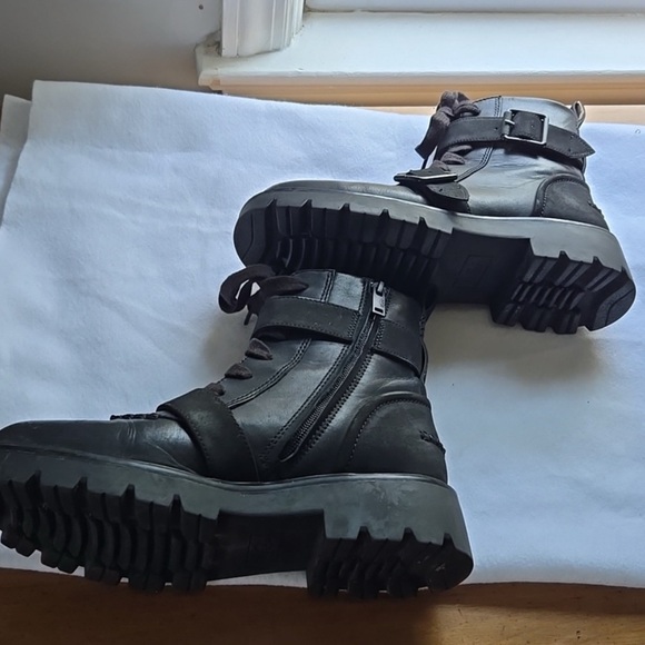 UGG NOE Boots with Buckles - Picture 4 of 13